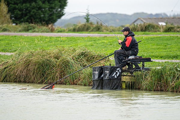 Winter Carp On The Method Feeder - Pemb Wrighting