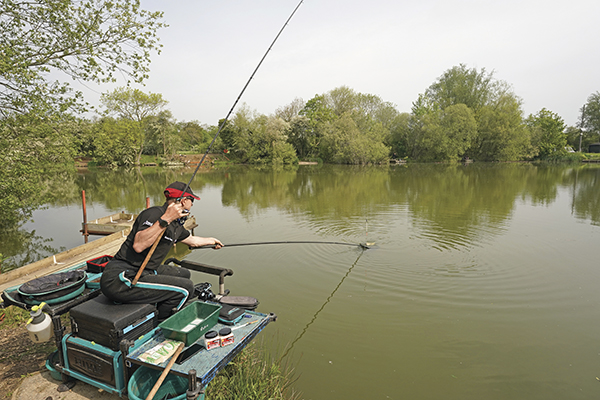 Installation of sensitive fishing tackle for crucian carp and carp. Sliding  float + summer jig 