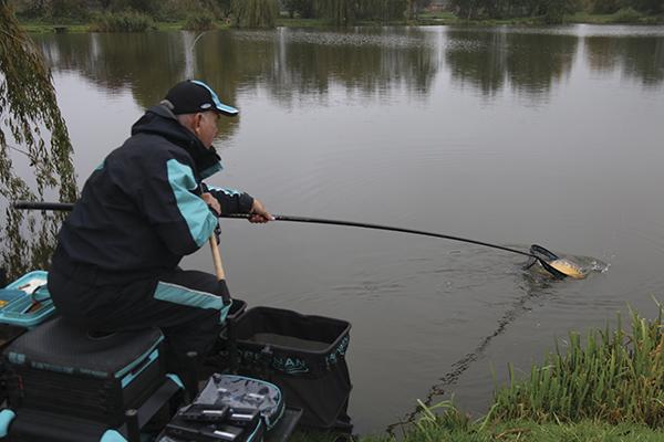 EASY FISHING! Incredibly simple carp fishing with corn and a STICK